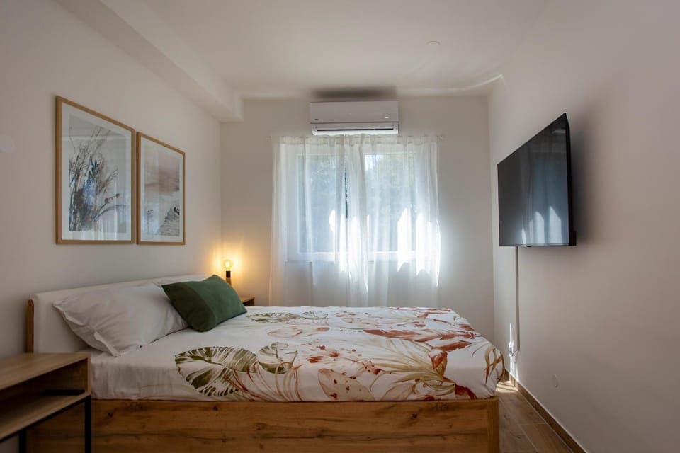 Bed, TV and multimedia, air conditioner