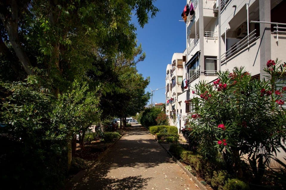 Property building, Day, Neighbourhood, Garden view, Street view