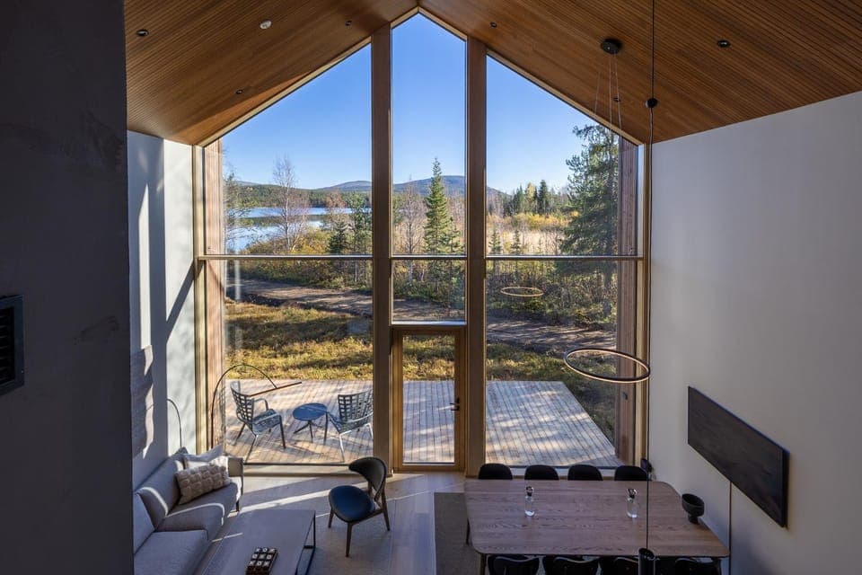 Communal lounge/ TV room, Day, Natural landscape, TV and multimedia, Living room, Seating area, Dining area