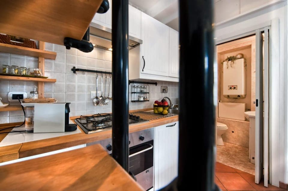 Kitchen or kitchenette, Dining area, oven