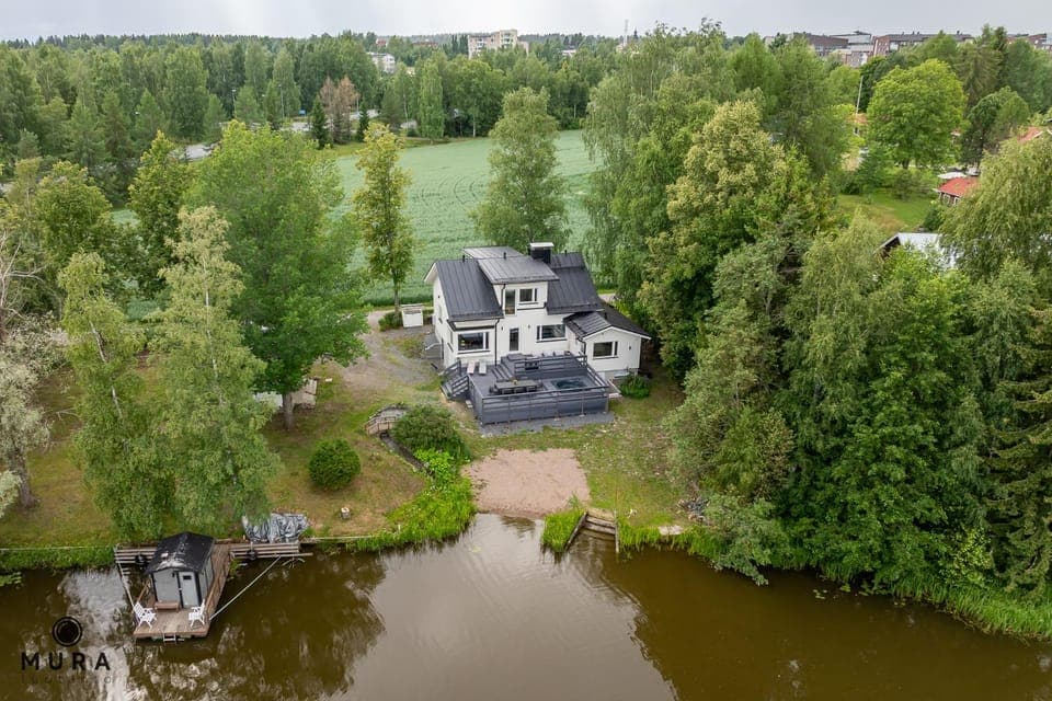 Villa Gaia! - Luxury villa with jacuzzi and beach close to trainstation 10 minutes from Tampere city! 1,5 hours to Helsinki Villa in Finland