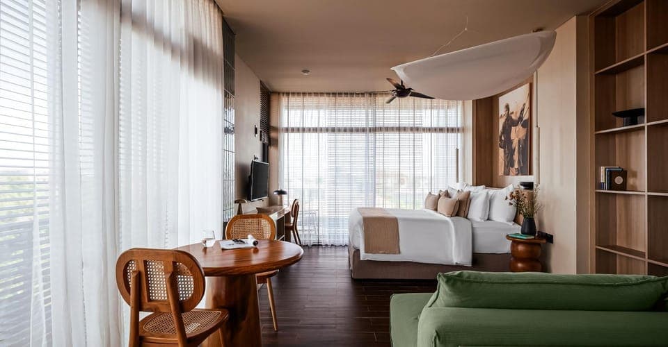 Bed, TV and multimedia, Living room, Photo of the whole room, Seating area, Bedroom