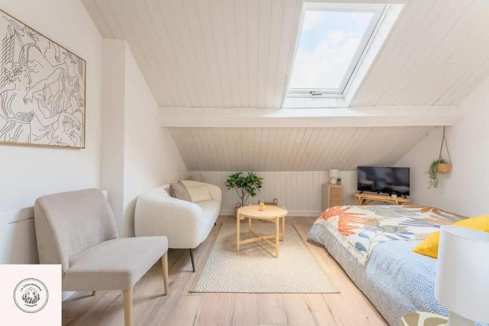 Bed, TV and multimedia, Living room, Photo of the whole room, Seating area, Bedroom