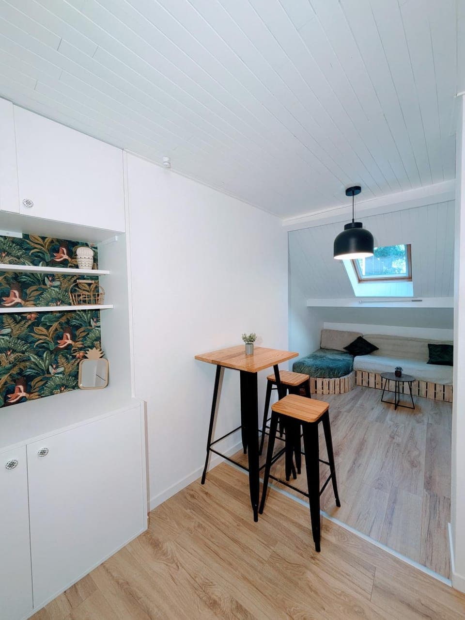 Kitchen or kitchenette, Dining area