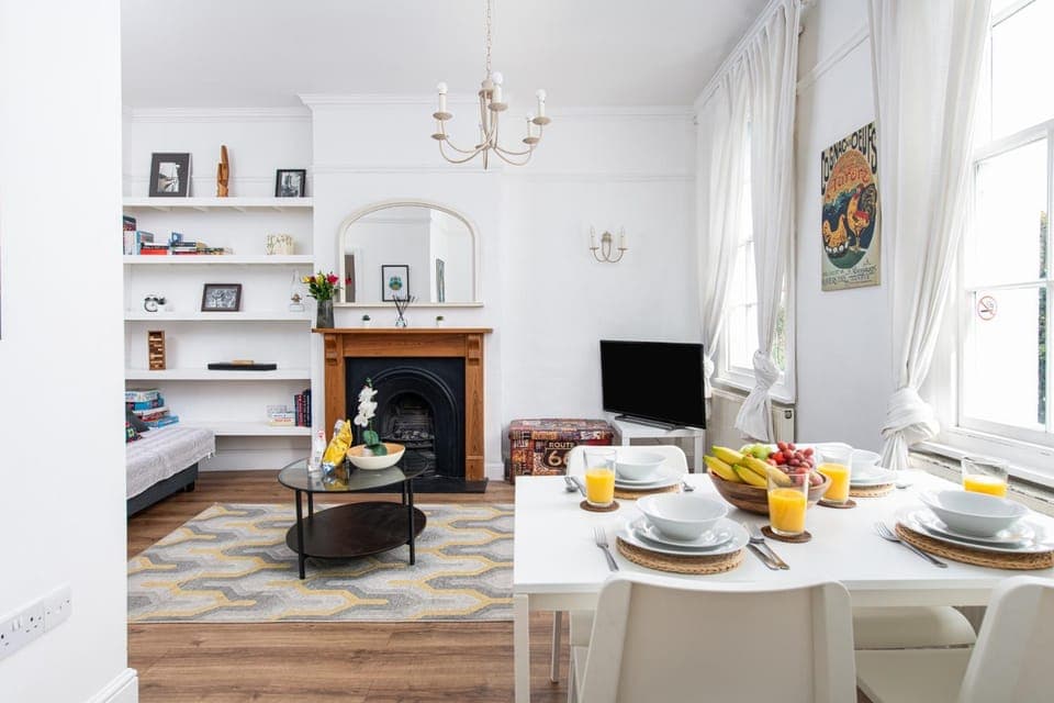 TV and multimedia, Seating area, Dining area