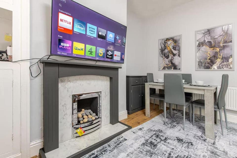 TV and multimedia, Living room, Dining area, fireplace