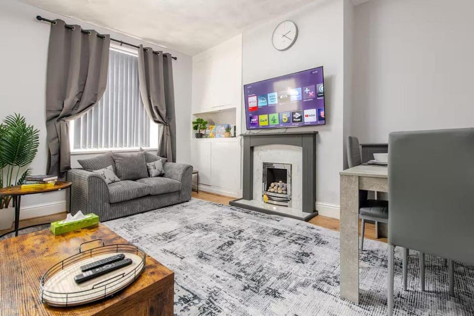 TV and multimedia, Living room, Seating area, Dining area, fireplace