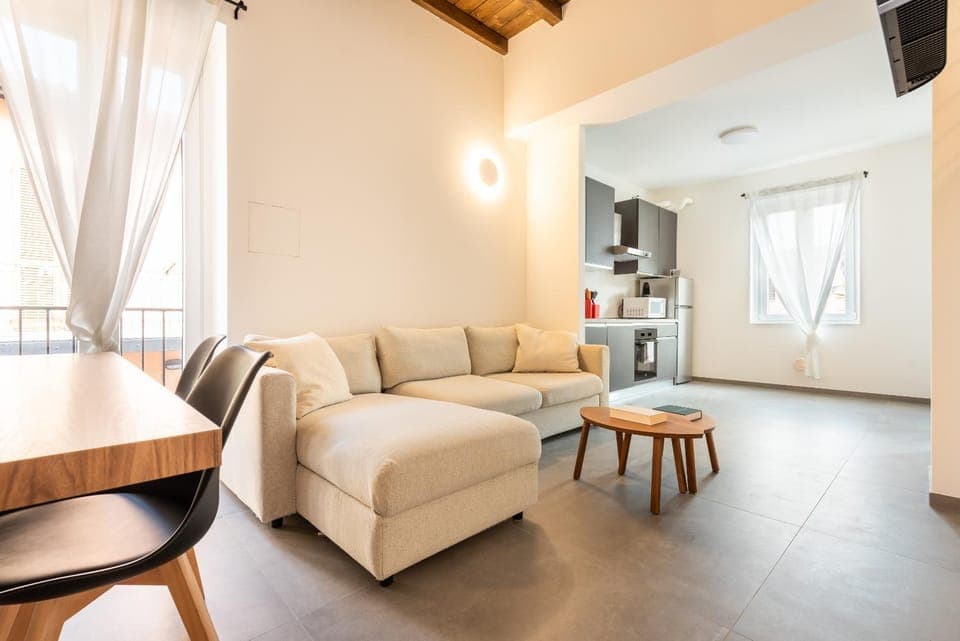 TV and multimedia, Living room, Seating area, Dining area