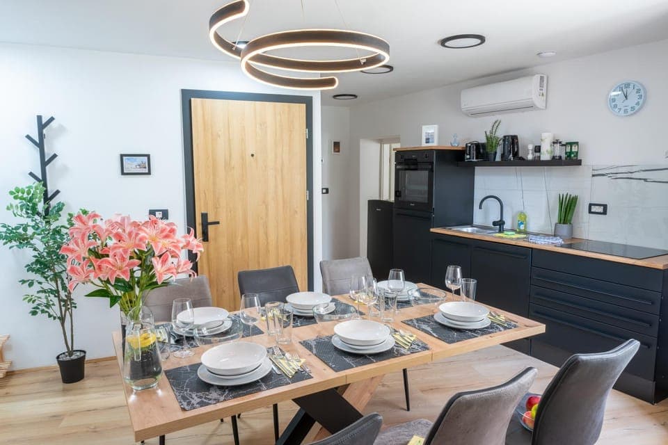 Kitchen or kitchenette, Living room, Food and drinks, Decorative detail, Dining area, Food, Quiet street view, oven, toaster, air conditioner