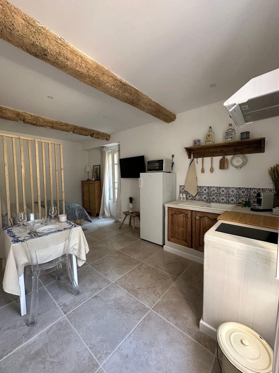 Kitchen or kitchenette, Dining area, stove