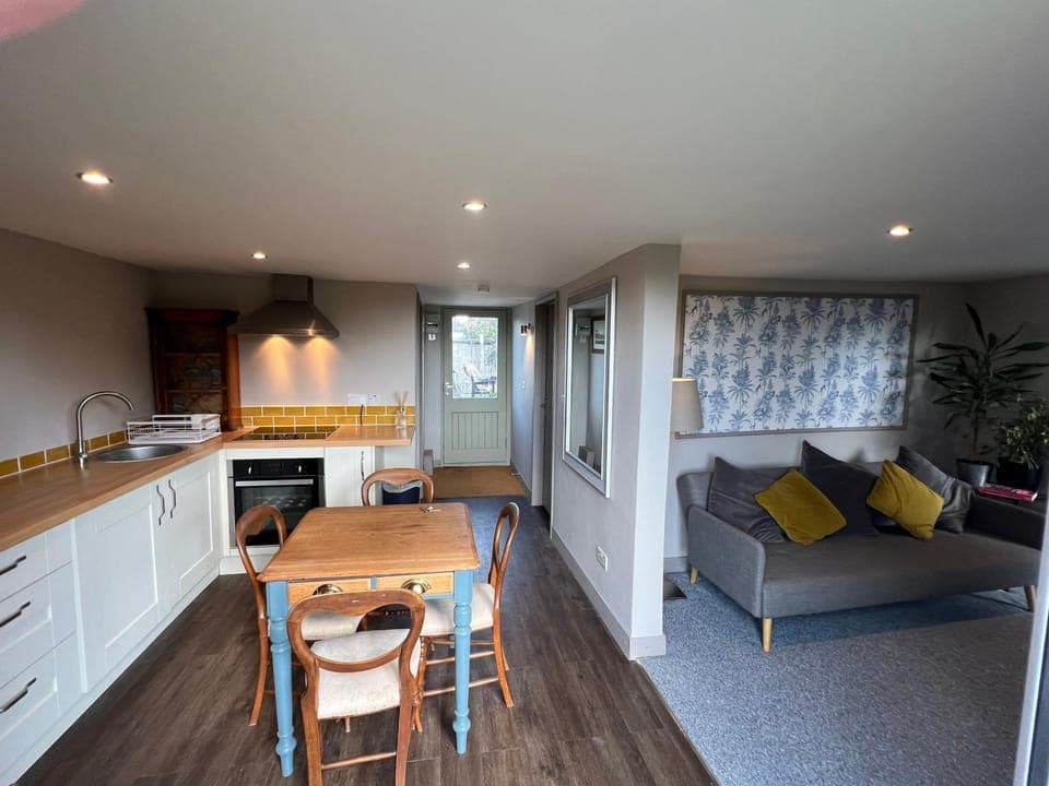 Kitchen or kitchenette, Living room, Seating area, Dining area, oven, pet friendly, stove