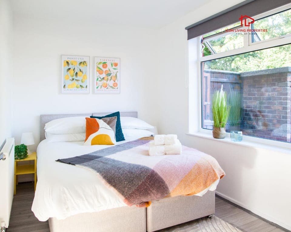 Bed, Photo of the whole room, Bedroom, towels