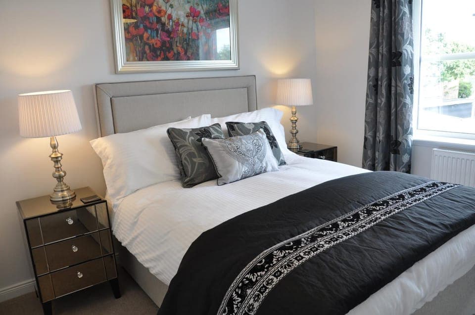 Bed, Photo of the whole room, Decorative detail, Bedroom, Family