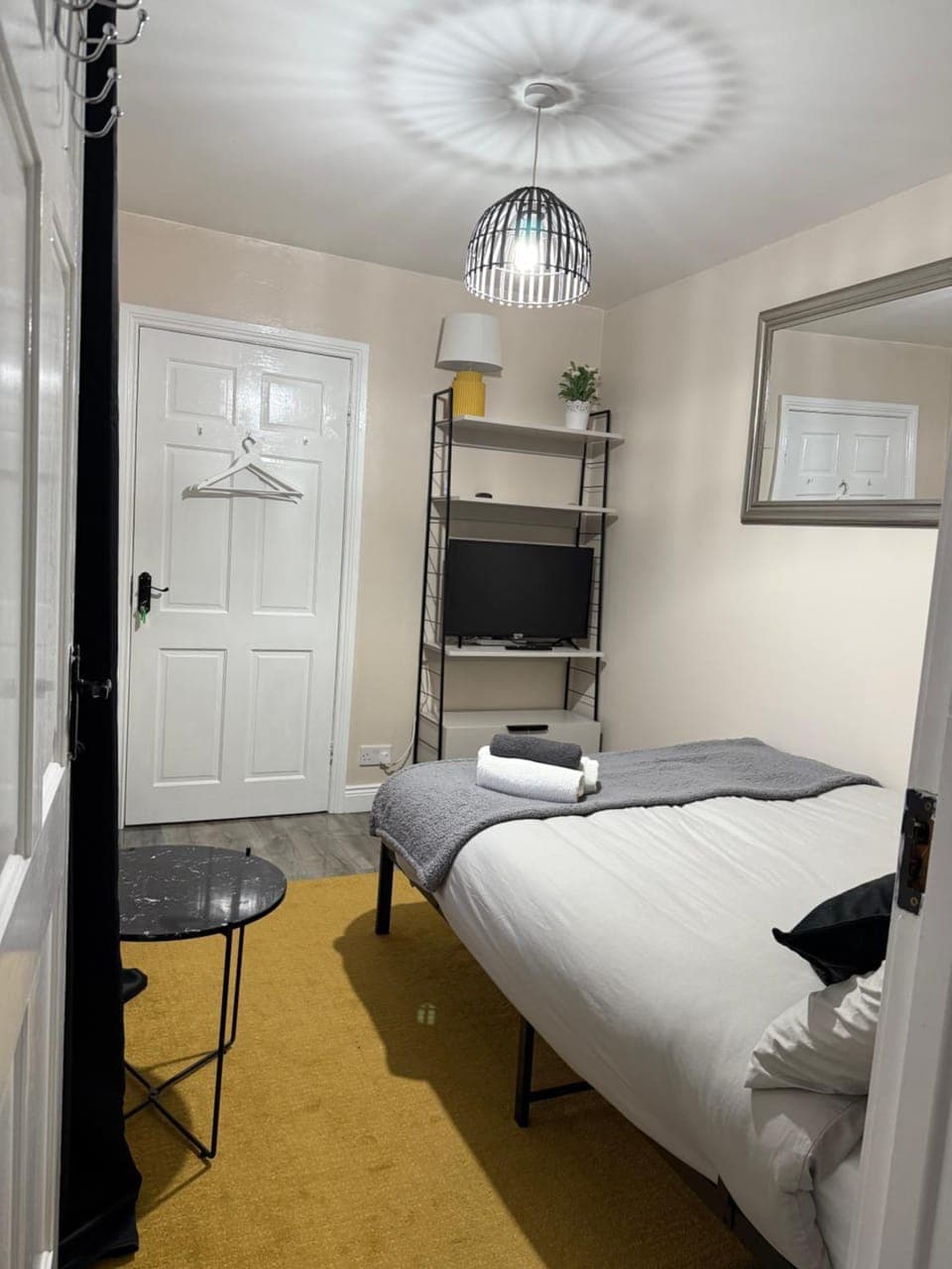 Bed, TV and multimedia, Photo of the whole room, Bedroom