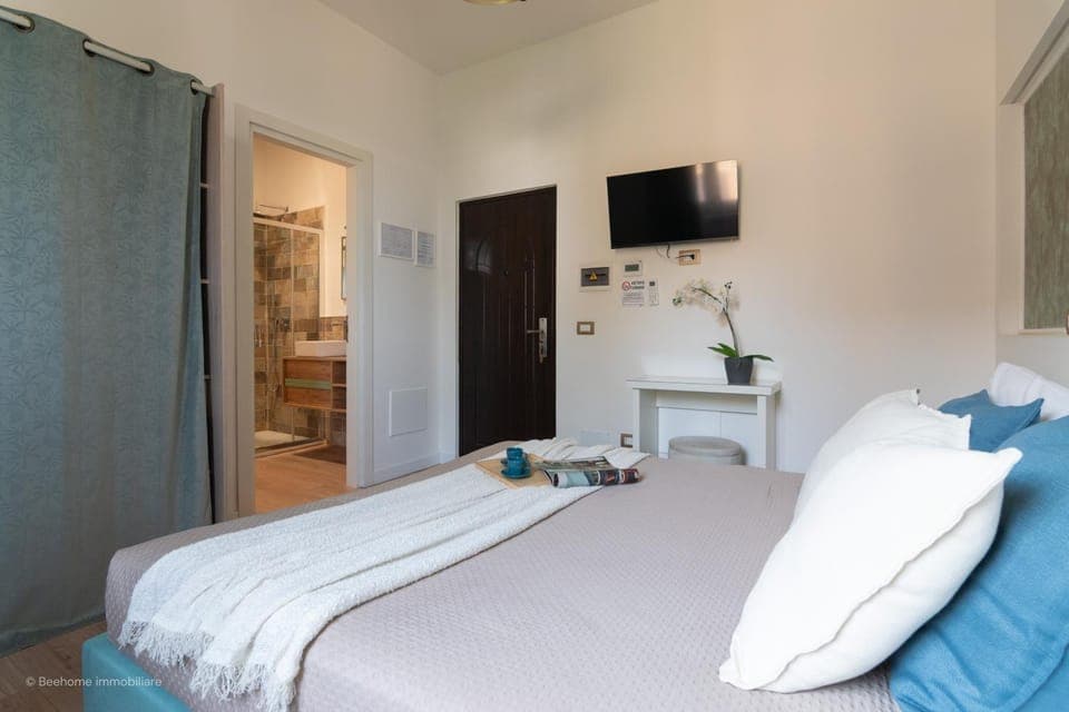 Photo of the whole room, Bedroom