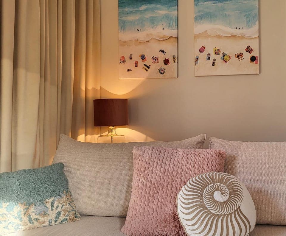 Photo of the whole room, Seating area