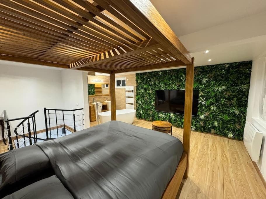 Bed, TV and multimedia, Photo of the whole room, Bedroom