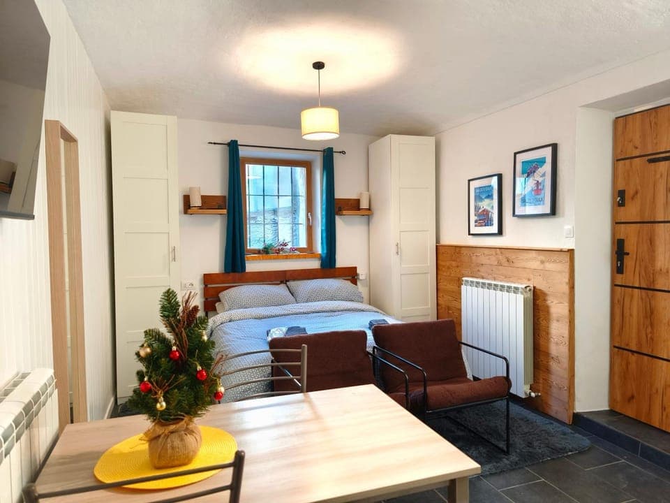 Bed, Photo of the whole room, Seating area, Dining area, Bedroom