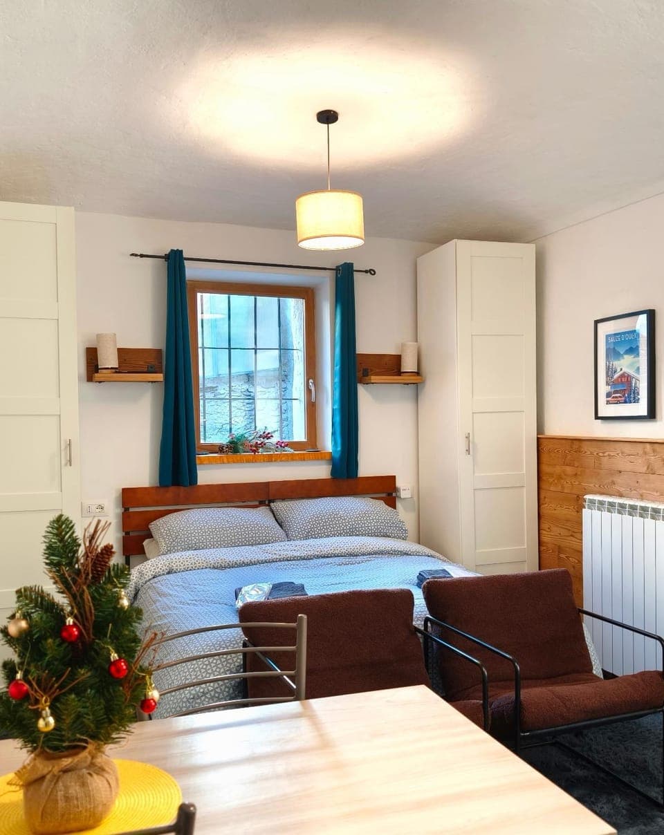 Bed, Seating area, Bedroom, wardrobe