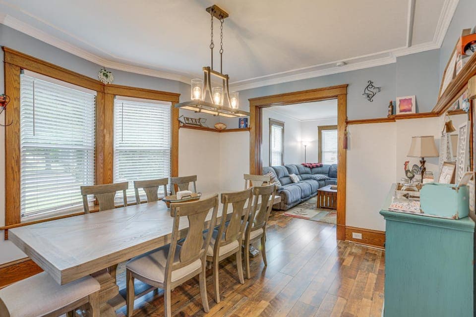 3 Mi to Cedar Point: Sunny Sandusky Home w/ Yard House in Sandusky