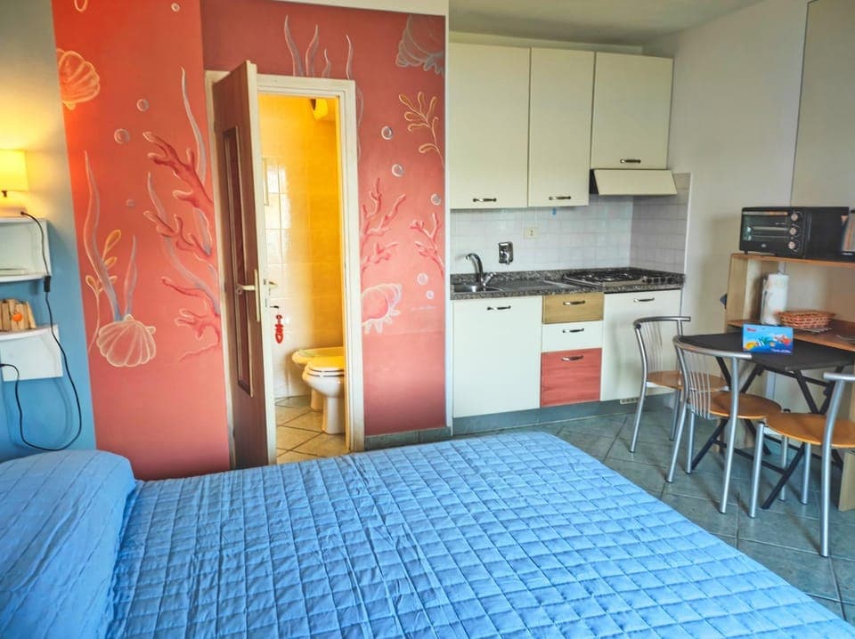 Bed, Kitchen or kitchenette, Dining area, stove