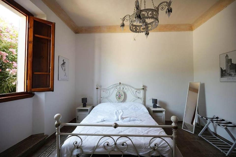 Bed, Photo of the whole room, Bedroom, air conditioner, air conditioner