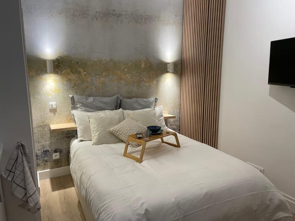 Bed, TV and multimedia, Photo of the whole room, Bedroom