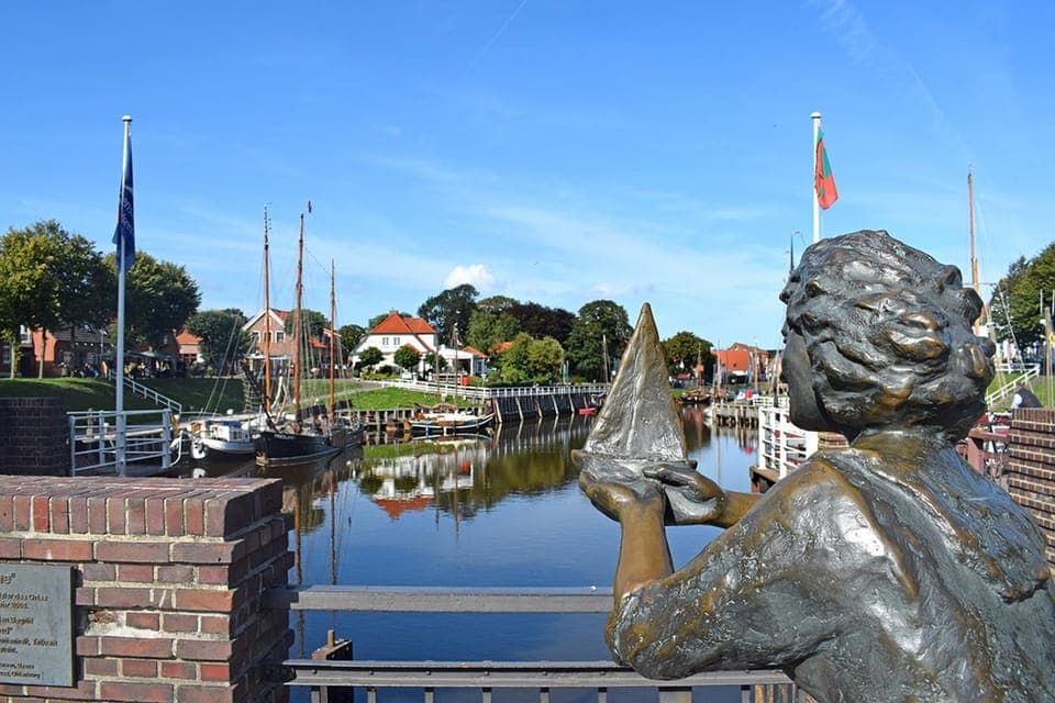 Property building, Nearby landmark, Natural landscape, Landmark view, River view, Location