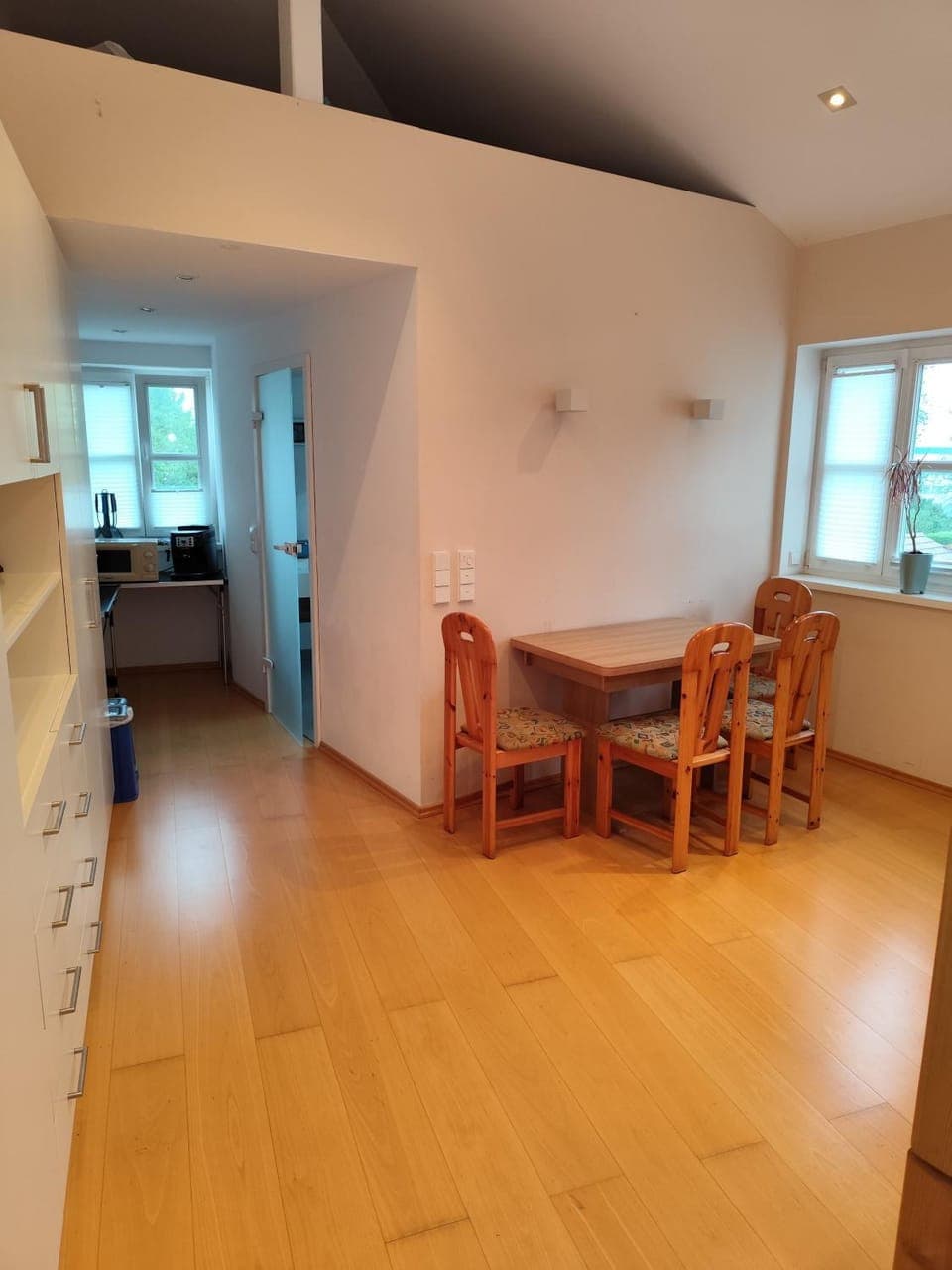Kitchen or kitchenette, Dining area