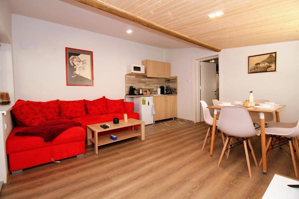 Coffee/tea facilities, Kitchen or kitchenette, Living room, Seating area, Dining area, pet friendly