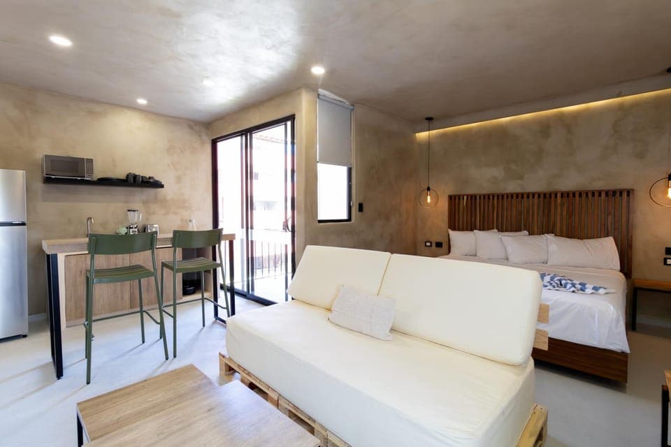 Bed, Kitchen or kitchenette, Living room, Seating area, Bedroom