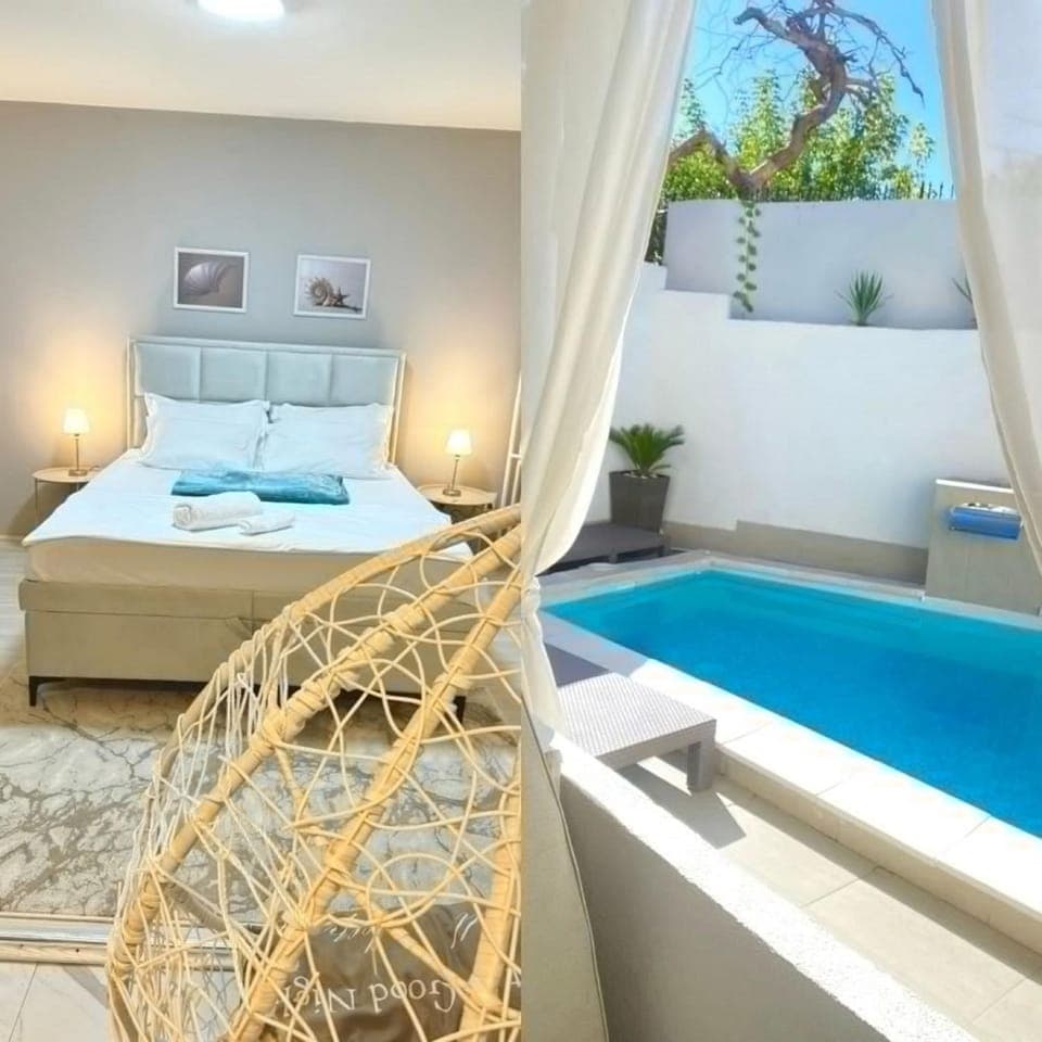 Bed, Natural landscape, Photo of the whole room, Bedroom, Pool view, Swimming pool, towels