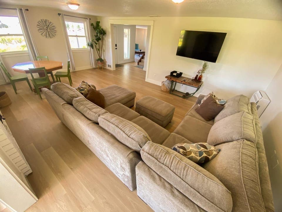 Communal lounge/ TV room, TV and multimedia, Living room, Seating area, Evening entertainment