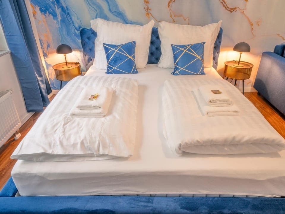 Bed, Photo of the whole room, Bedroom, towels