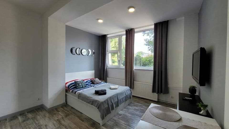 Bed, TV and multimedia, Photo of the whole room, Bedroom, towels