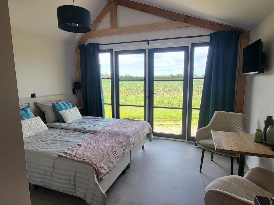 Communal lounge/ TV room, Bed, Natural landscape, TV and multimedia, Photo of the whole room, Seating area, Bedroom, Garden view