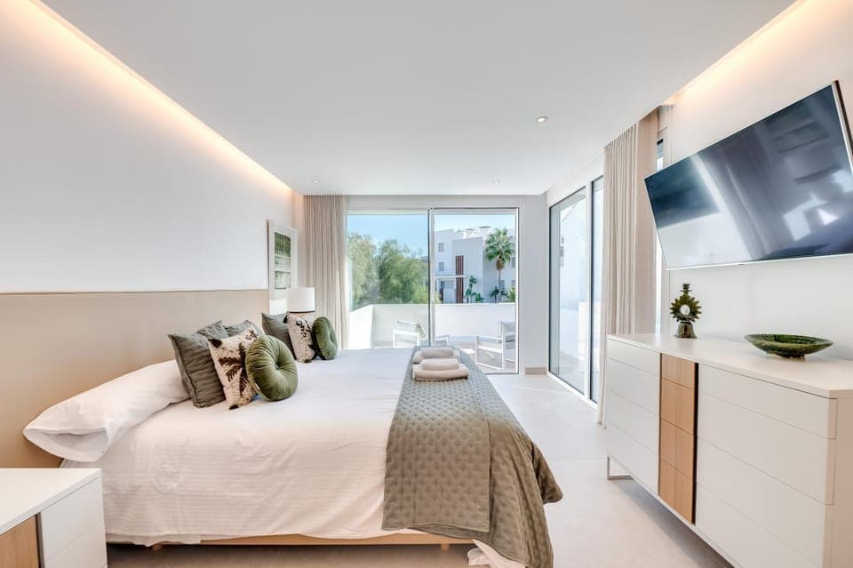 Bed, TV and multimedia, Bedroom