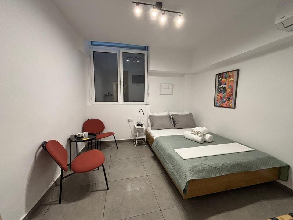 Bed, Living room, Photo of the whole room, Seating area, Dining area, Bedroom