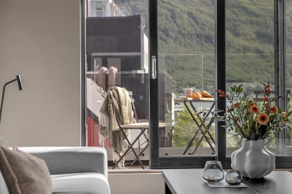 View (from property/room), Balcony/Terrace, Living room, Seating area, Mountain view