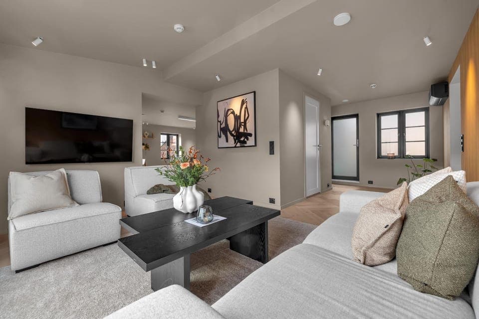 TV and multimedia, Living room, Seating area, Evening entertainment