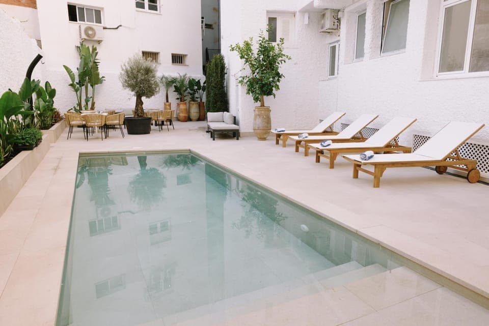 Patio, Swimming pool, sunbed