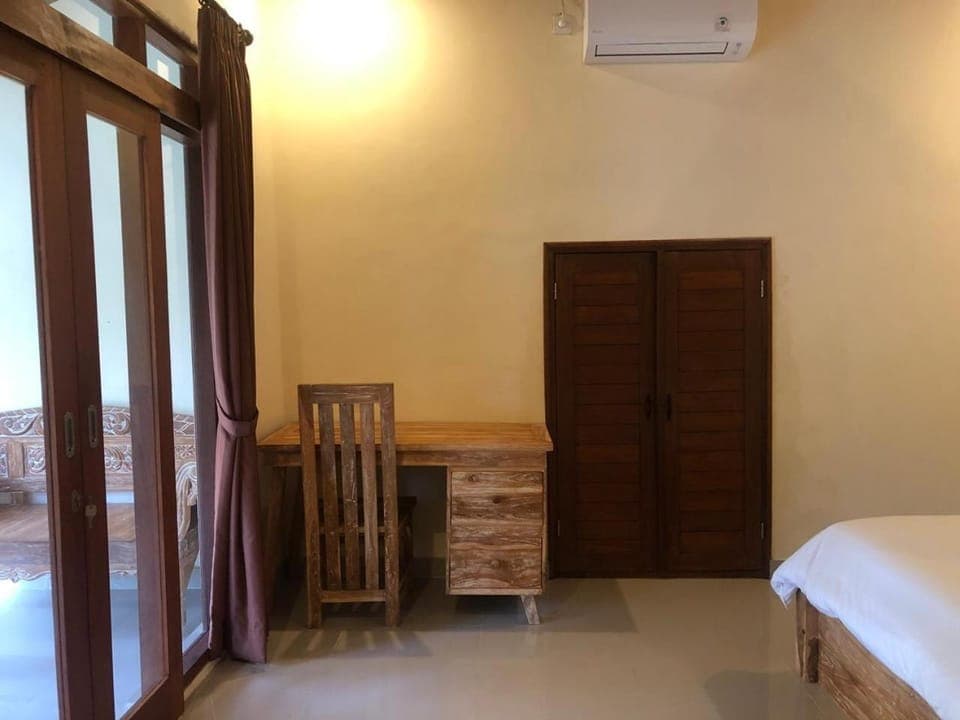 Photo of the whole room, air conditioner