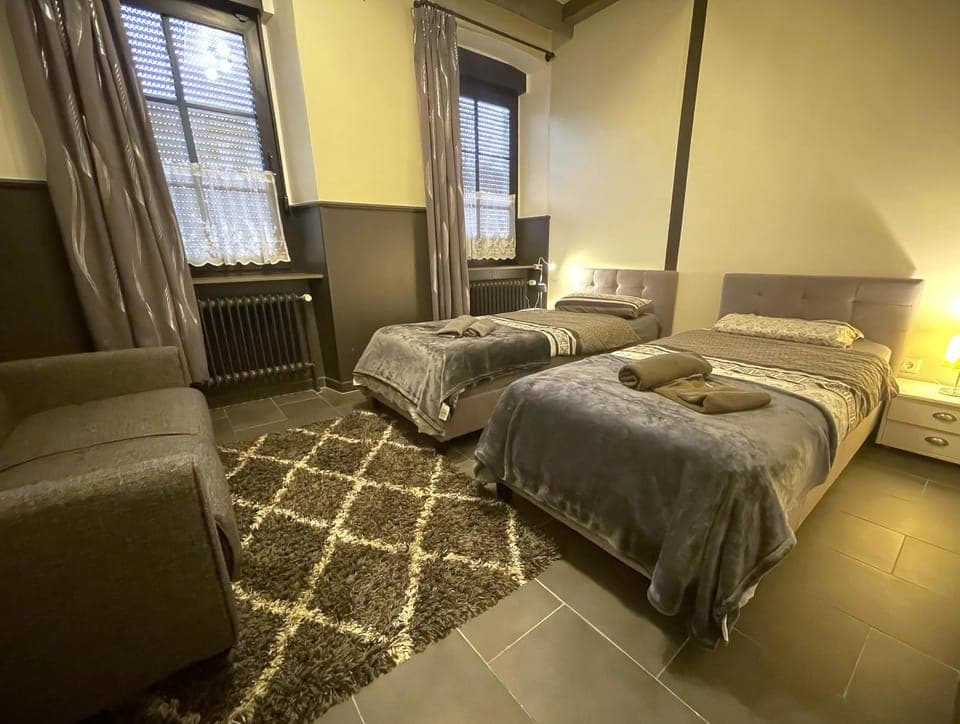 Bed, Bedroom, towels