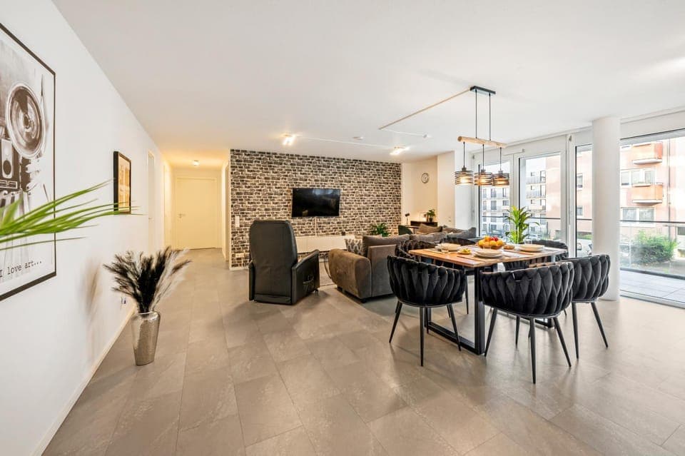 TV and multimedia, Living room, Seating area, Dining area