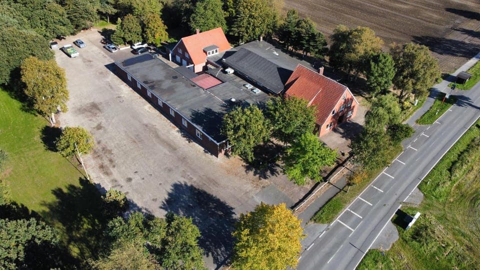 Property building, Day, Natural landscape, Bird's eye view, Street view, Location