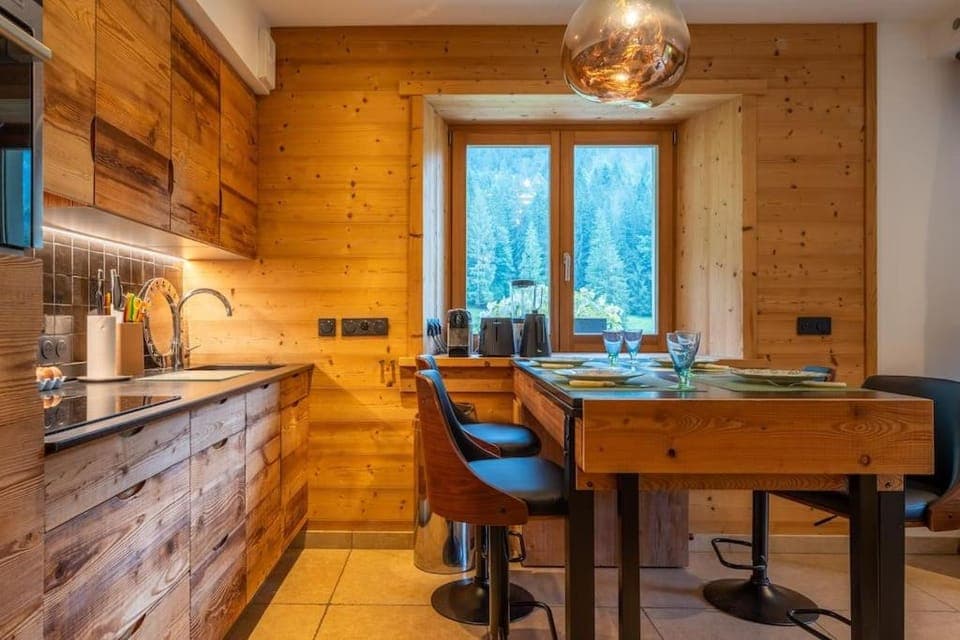 Kitchen or kitchenette, Dining area