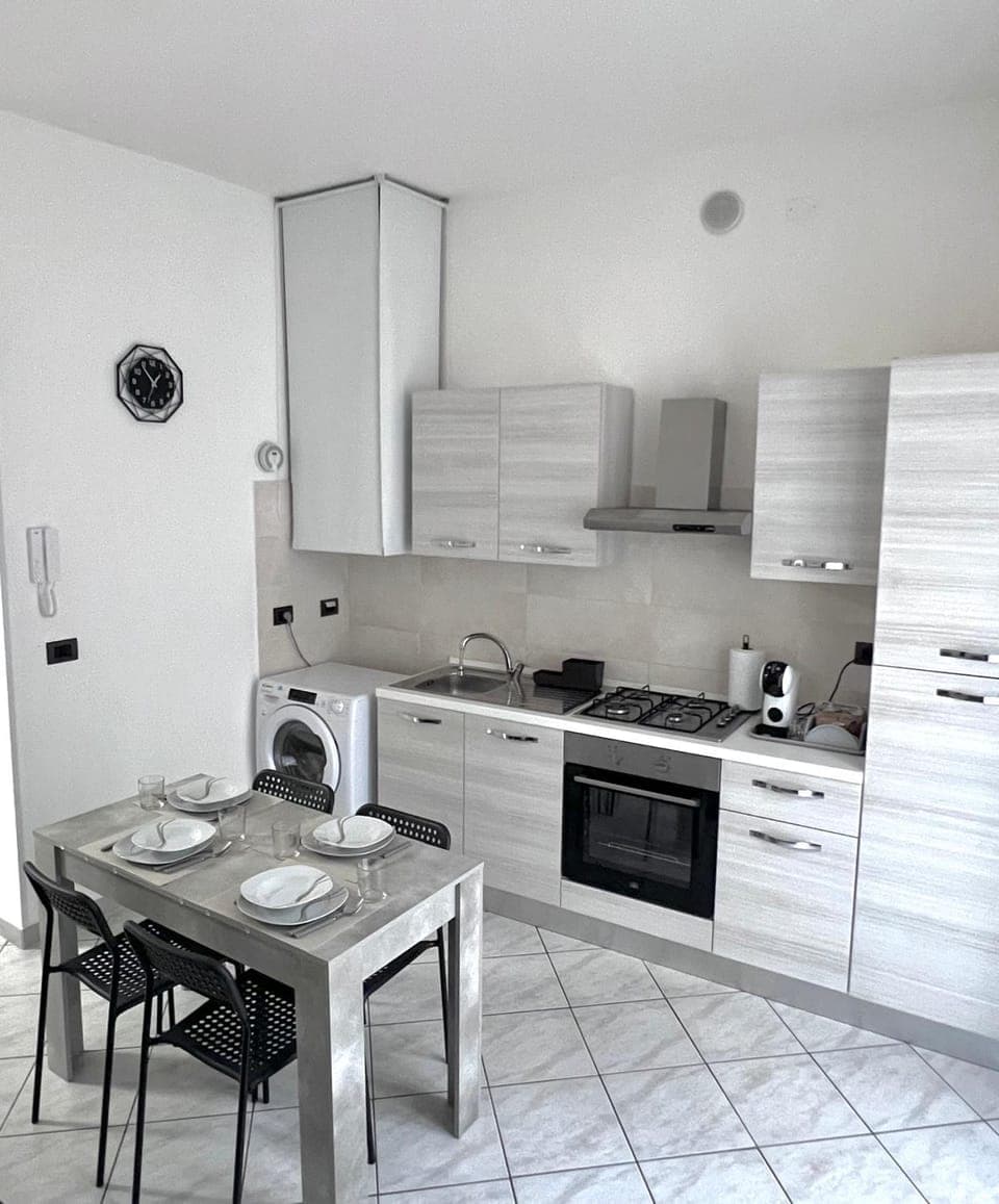 Kitchen or kitchenette, Dining area, oven, stove