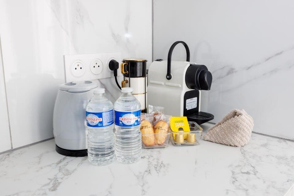 Coffee/tea facilities, Food and drinks, Food