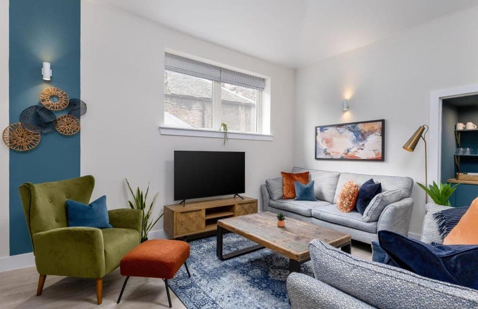 TV and multimedia, Living room, Seating area, Evening entertainment