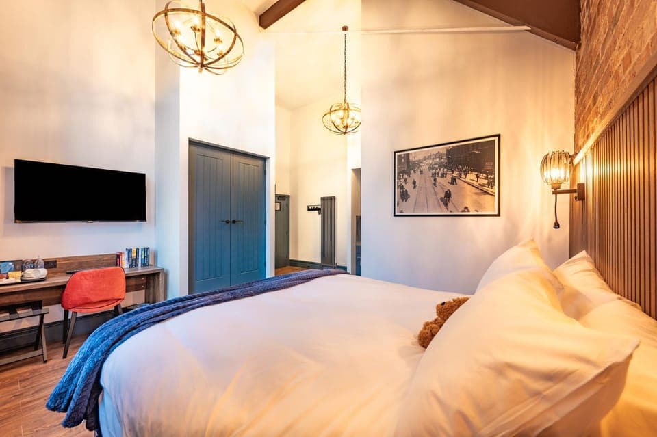 Bed, TV and multimedia, Photo of the whole room